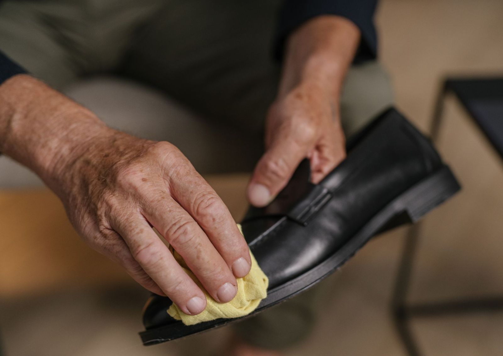 Sepatu Bersih, Hati Senang: Tips Merawat Sepatu di Cuaca Cilacap